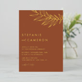 Boho Terracotta Minimalistische Foliage Leaf Weddi Folieneinladung (Stehend vorne)