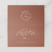 Boho Terracotta Minimalistische Hochzeitsszene Tis Platzkarte (Außenseite Aufgefaltet)