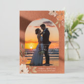 Boho Terrakotta Blumenbogen Foto Save The Date (Stehend Vorderseite)