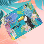 Boho Toucan Tropical Floral iPad Air Hülle<br><div class="desc">Papagei und Toucan sprechen über den bodacious abstrakten tropischen Berg von Farbe. Herrliche Farben im Sommer machen ein großartiges Geschenk. Helle und lustige Farben in einer Mischung aus Blume und skurrilen handgezeichneten Akzenten. Regenwaldvögel.</div>