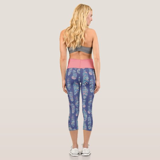 Boho Tribal Feathers Classic Blue Pink White Capri Leggings (Rückseite)