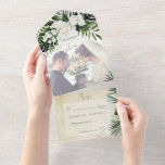 Boho Tropical Green Modernes Sand Foto CUSTOM All In One Einladung<br><div class="desc">MIT ODER OHNE QR CODE ODER ABENDESOPTIONEN VERFÜGBAR. Dieses Design besticht durch eine wunderschöne tropische Vegetation und weiße Blumen auf einem sanften,  grünen Aquarell. Personalisieren Sie es mit Ihrem eigenen Foto. Ideal für die Ziel- oder Strandhochzeit. Erstellt von der einfachen Farmhouse Press.</div>