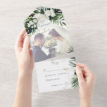Boho Tropical Greenery Modernes Weiß Foto CUSTOM All In One Einladung<br><div class="desc">MIT ODER OHNE QR CODE ODER ABENDESOPTIONEN VERFÜGBAR. Dieses Design besticht durch eine wunderschöne tropische Vegetation und weiße Blumen auf einem sanften,  grünen Aquarell. Personalisieren Sie es mit Ihrem eigenen Foto. Ideal für die Ziel- oder Strandhochzeit. Erstellt von der einfachen Farmhouse Press.</div>