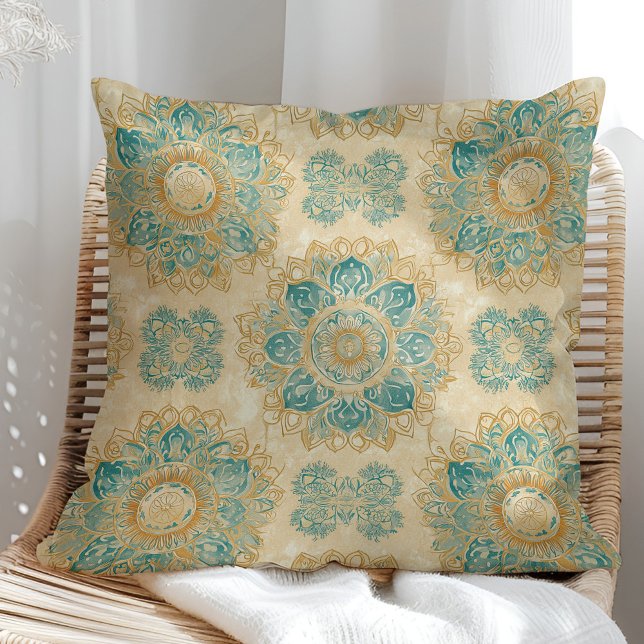Boho Turquoise und Sand Beige Mandala Kissen (Boho Turquoise and Sand Beige Mandala Throw Pillow on a sunny boho rattan chair.)