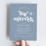 Boho und Retro Dusty Blue | Bar Mitzvah Einladung<br><div class="desc">Diese schlichte und boho Bar Mitzvah-Einladung enthält eine weiße Retro-Typografie auf einem staubblauen Hintergrund mit einem passenden Star of David.</div>
