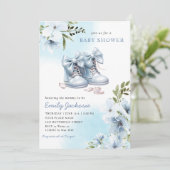 Boho Watercolor Blue Baby Shoes Blumenjungen Baby Einladung (Stehend Vorderseite)