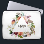 Boho Watercolor Florals Triangle Frame Monogram Laptopschutzhülle<br><div class="desc">Boho Watercolor Florals Triangle Frame Monogram Laptop Sleeve. Individuell anpassbarer Laptop-Ärmel mit Aquarellbildern wie rosa,  weiß,  orange und bordeauxfarbene Rose und Tulpen mit Blattwerk und Federn Akzent. Personalisieren Sie Ihre eigene Monografie. Dieser böhmische Laptop-Ärmel wird als Geschenk perfekt.</div>