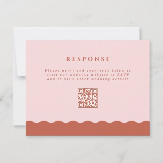Boho Wavy Edge Terracotta & Blush QR Code Wedding RSVP Karte (Vorderseite)
