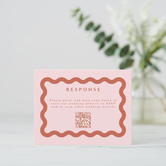 Boho Wavy Terracotta & Blush Wedding QR Code RSVP Karte (Stehend Vorderseite)