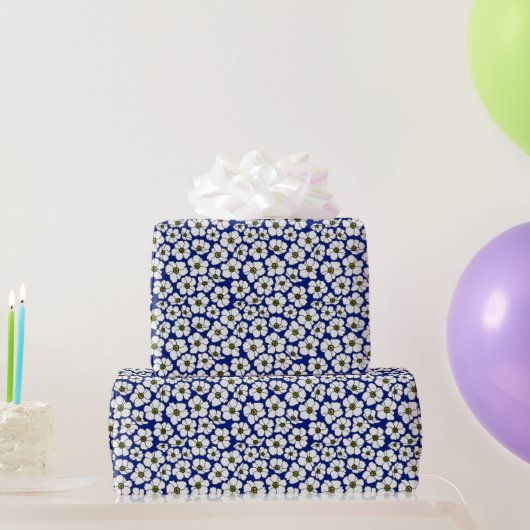 Boho Weiße Blumen Auf Blau Geschenkpapier (Partygeschenke)