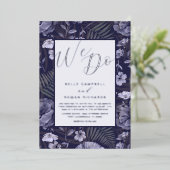 Boho Wild Blume Lila & Silver Script Wedding Folieneinladung (Stehend vorne)