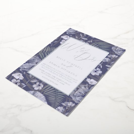 Boho Wild Blume Lila & Silver Script Wedding Folieneinladung (Gedreht)