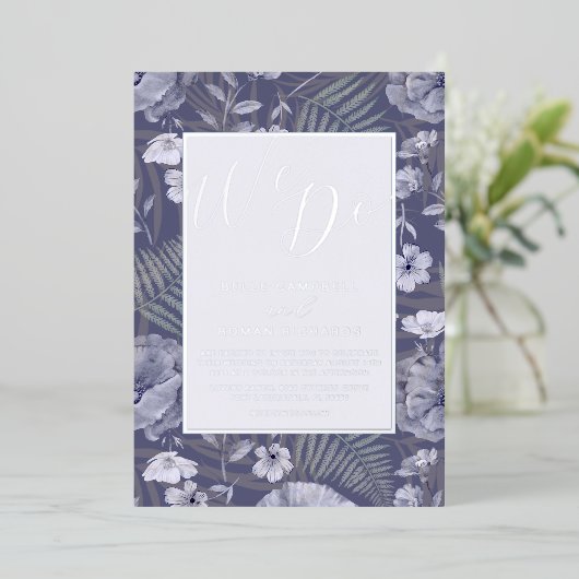 Boho Wild Blume Lila & Silver Script Wedding Folieneinladung (Stehend vorne)