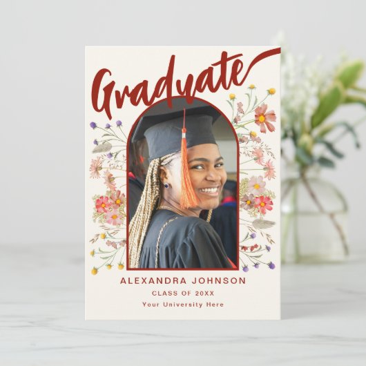 Boho Wildblume Arch Graduate Foto Script Ankündigung (Stehend Vorderseite)