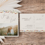 Boho Wildblume Beige Foto Save the Date Postkarte<br><div class="desc">Dieses beige beige Foto Save the Date Postcard ist perfekt für Ihre schlichte, schwindelerregende Sommerhochzeit mit Boho in der Wildblume. Die hellen, zauberhaften Rosa-, Gelb-, Orange- und Goldfloralen verleihen diesem Produkt das Gefühl eines minimalistisch eleganten Vintagen Hippie-Frühlingsgartens. Das moderne Design ist künstlerisch und zart und zeigt eine klassische erdige Wiese...</div>