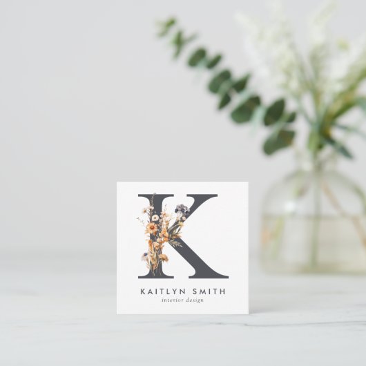 Boho Wildblume Initial K QR Code Quadratische Visitenkarte (Stehend Vorderseite)