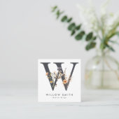 Boho Wildblume Initial W QR Code Quadratische Visitenkarte (Stehend Vorderseite)