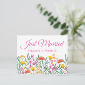 Boho Wildblume Spring Floral Just Married Wedding Ankündigungspostkarte (Stehend Vorderseite)