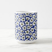 Boho-Wildblumen auf Blau Kaffeetasse (Mittel)