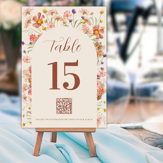 Boho Wildflower Blumenbogen QR-Code Terrakotta Tischnummer