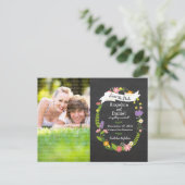 Boho Wreath auf Chalkboard-Foto Save the Date Ankündigungspostkarte (Stehend Vorderseite)