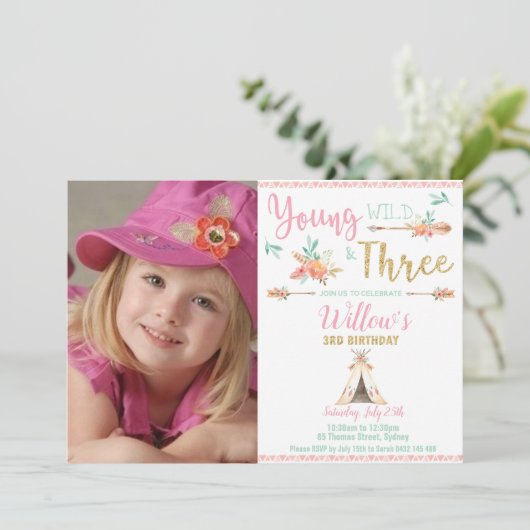 Boho Young Wild und Three 3 Birthday Girl Foto Einladung (Stehend Vorderseite)