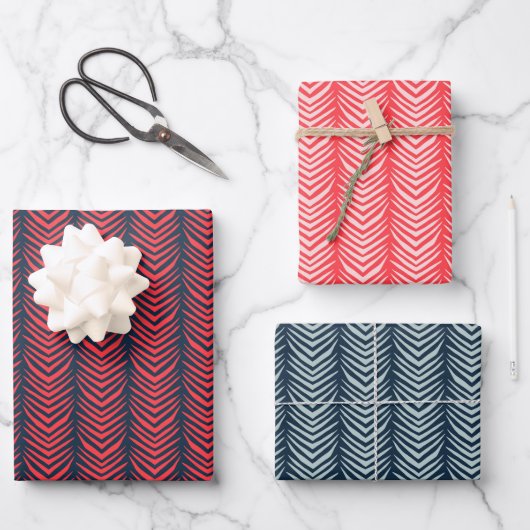 Boho Zickzack Strip in Red and Navy Weihnachten Geschenkpapier Set (Vorderseite)