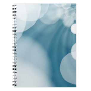 Bokeh-blaue Hintergrundlinse Notizblock