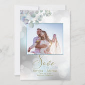Bokeh Dusty Blue Laurel Eucalyptus Save the Date Einladung (Vorderseite)