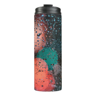 Bokeh-Fotografie von Wassertropfen auf klarem Glas Thermosbecher