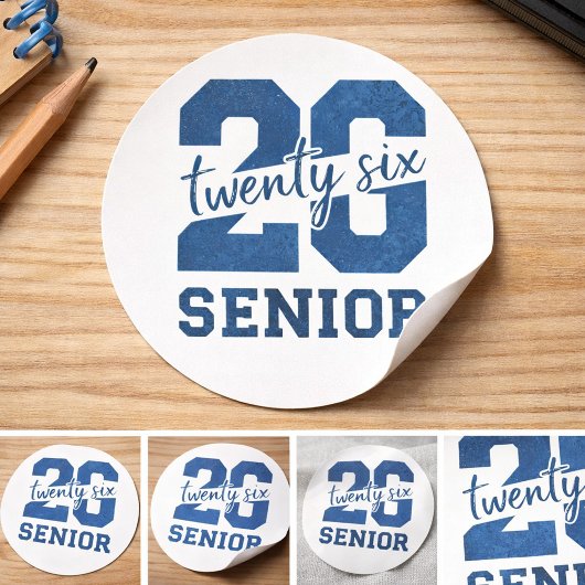 Bold “26 Senior” Blue Typography Design Runder Aufkleber
