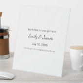Bold Baby Shower Welcome Sign – Funny Wow Factor Sockelschild (In Situ)