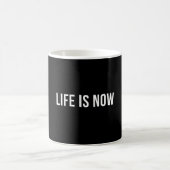 Bold Black and White LIFE IS NOW Inspirational Kaffeetasse (Mittel)