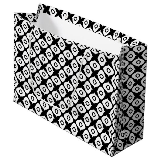 Bold Black and White Symmetrical Arabesque Pattern Große Geschenktüte (Vorderseite Schrägansicht)