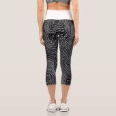 Bold Black and White Topographic Art 🖤 Capri Leggings (Rückseite)