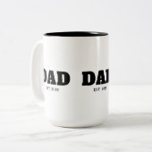 Bold Black & White Text Est Year Dad Zweifarbige Tasse (Vorderseite Links)