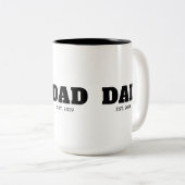 Bold Black & White Text Est Year Dad Zweifarbige Tasse (VorderseiteRechts)