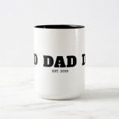 Bold Black & White Text Est Year Dad Zweifarbige Tasse (Mittel)