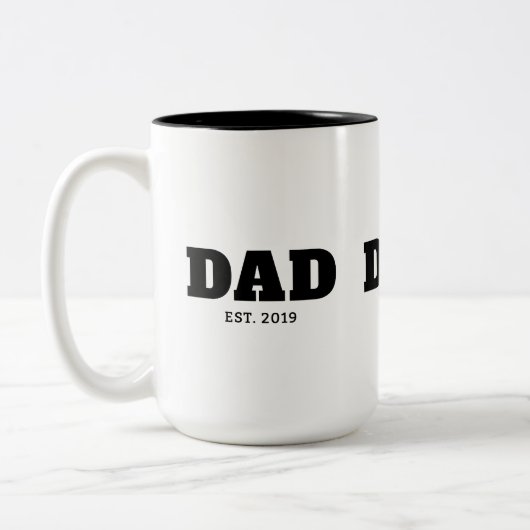 Bold Black & White Text Est Year Dad Zweifarbige Tasse (Links)