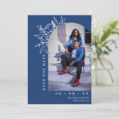 Bold Blue Botanical Floral Arch Foto Wedding Save The Date (Stehend Vorderseite)