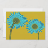 Bold Blue Daisy Art auf Mustard Yellow Background Einladung (Vorderseite)