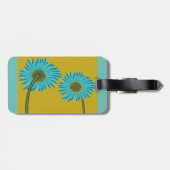 Bold Blue Daisy Art auf Mustard Yellow Background Gepäckanhänger (Rückseite horizontal)
