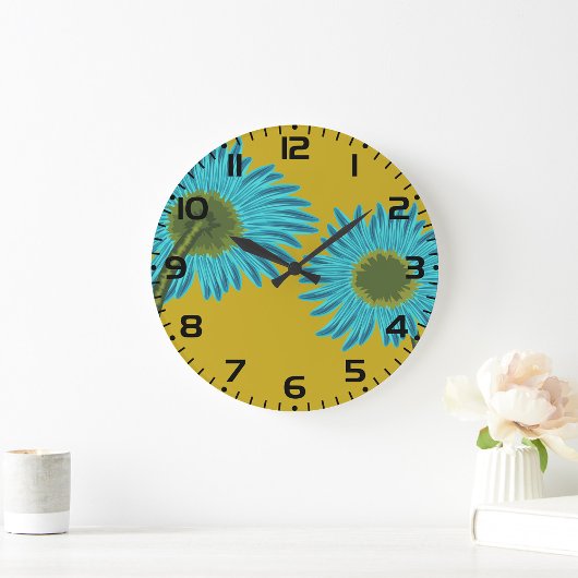 Bold Blue Daisy Art auf Mustard Yellow Background Große Wanduhr