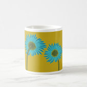 Bold Blue Daisy Art auf Mustard Yellow Background Kaffeetasse