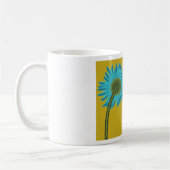 Bold Blue Daisy Art auf Mustard Yellow Background Kaffeetasse (Links)