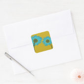 Bold Blue Daisy Art auf Mustard Yellow Background Quadratischer Aufkleber