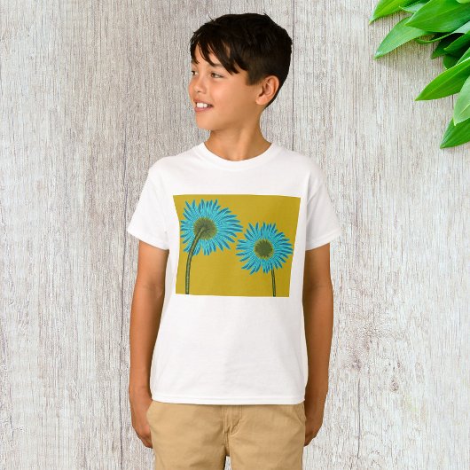 Bold Blue Daisy Art auf Mustard Yellow Background T-Shirt