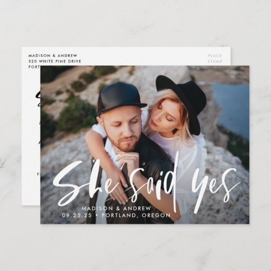 Bold Brush Script Sie sagte ja Foto Save the Date Ankündigungspostkarte (Vorne/Hinten)