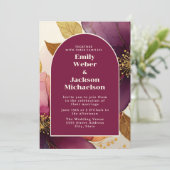 Bold Burgundy Plum Gold Floral Arch Wedding Einladung (Stehend Vorderseite)