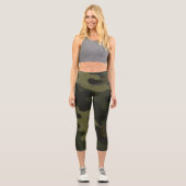 Bold Camouflage Pattern Outdoor Enthusiasts Hunter Capri Leggings (Vorderseite)